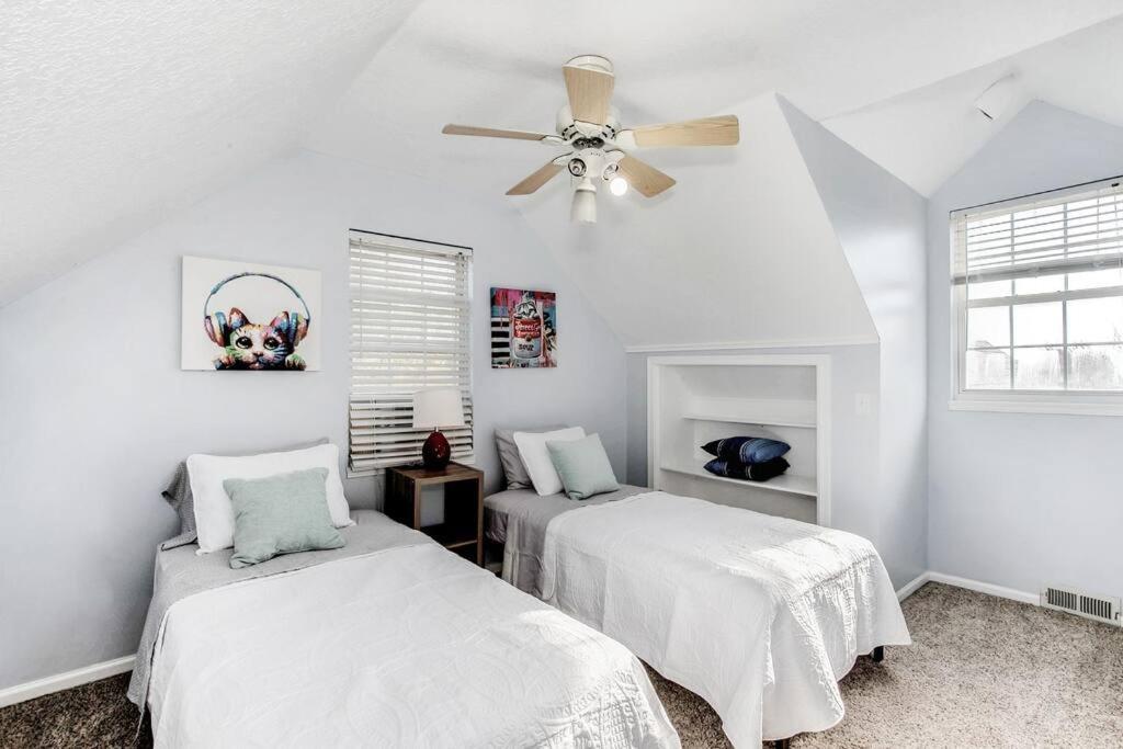 Wow! Spacious Retreat & Amazing Yard 2400+4Bd/3Bth ウィチタ エクステリア 写真