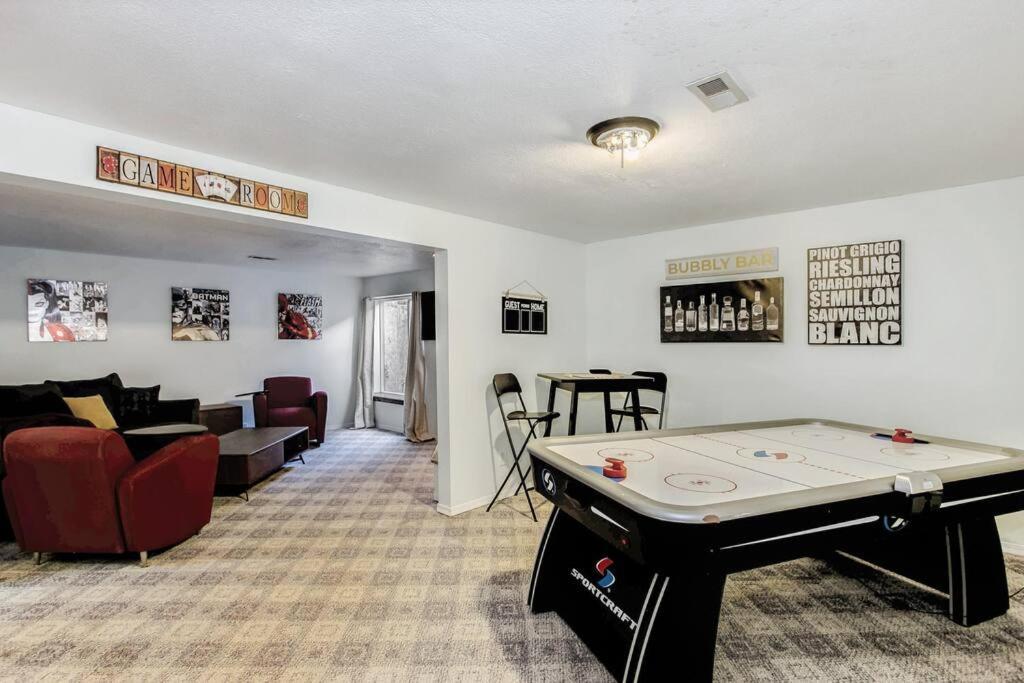 Wow! Spacious Retreat & Amazing Yard 2400+4Bd/3Bth ウィチタ エクステリア 写真