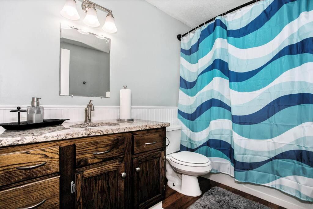 Wow! Spacious Retreat & Amazing Yard 2400+4Bd/3Bth ウィチタ エクステリア 写真