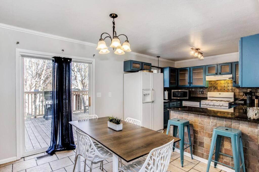 Wow! Spacious Retreat & Amazing Yard 2400+4Bd/3Bth ウィチタ エクステリア 写真