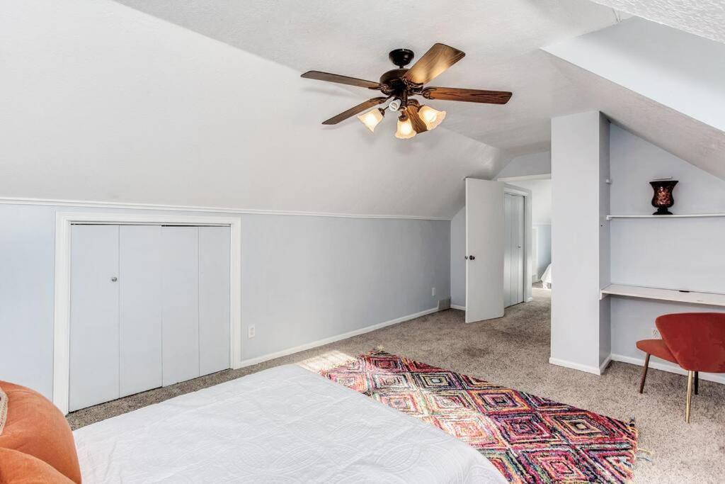 Wow! Spacious Retreat & Amazing Yard 2400+4Bd/3Bth ウィチタ エクステリア 写真