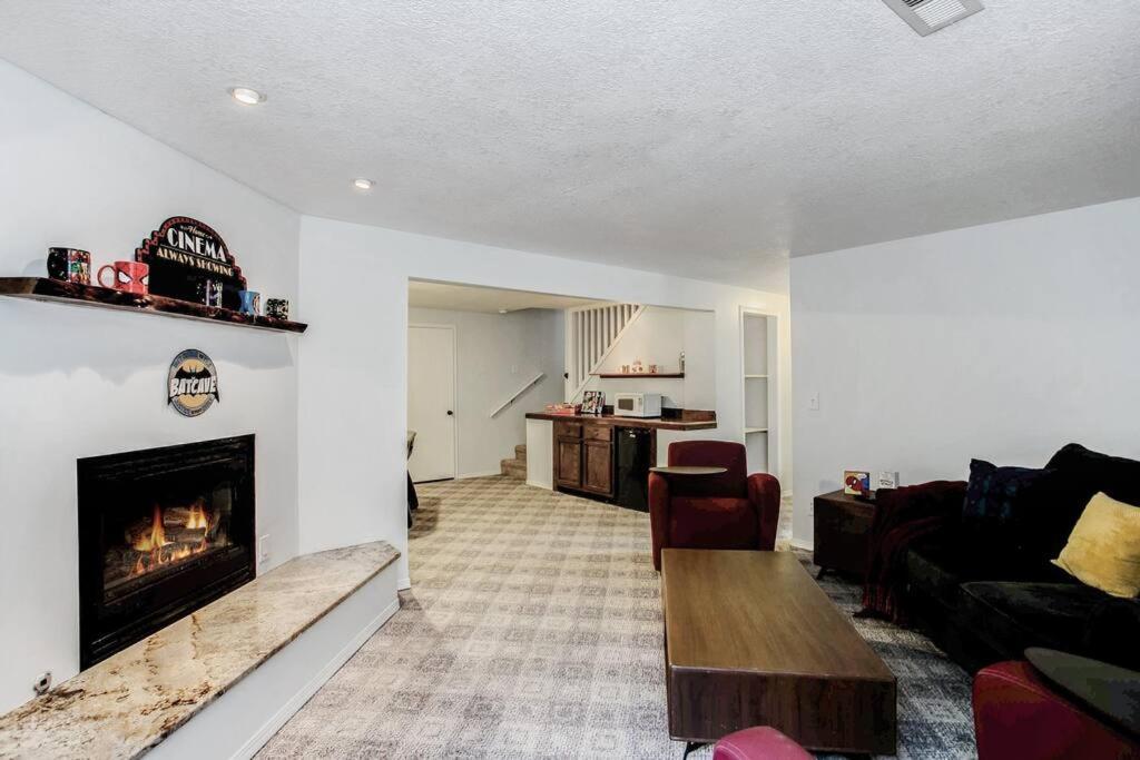 Wow! Spacious Retreat & Amazing Yard 2400+4Bd/3Bth ウィチタ エクステリア 写真