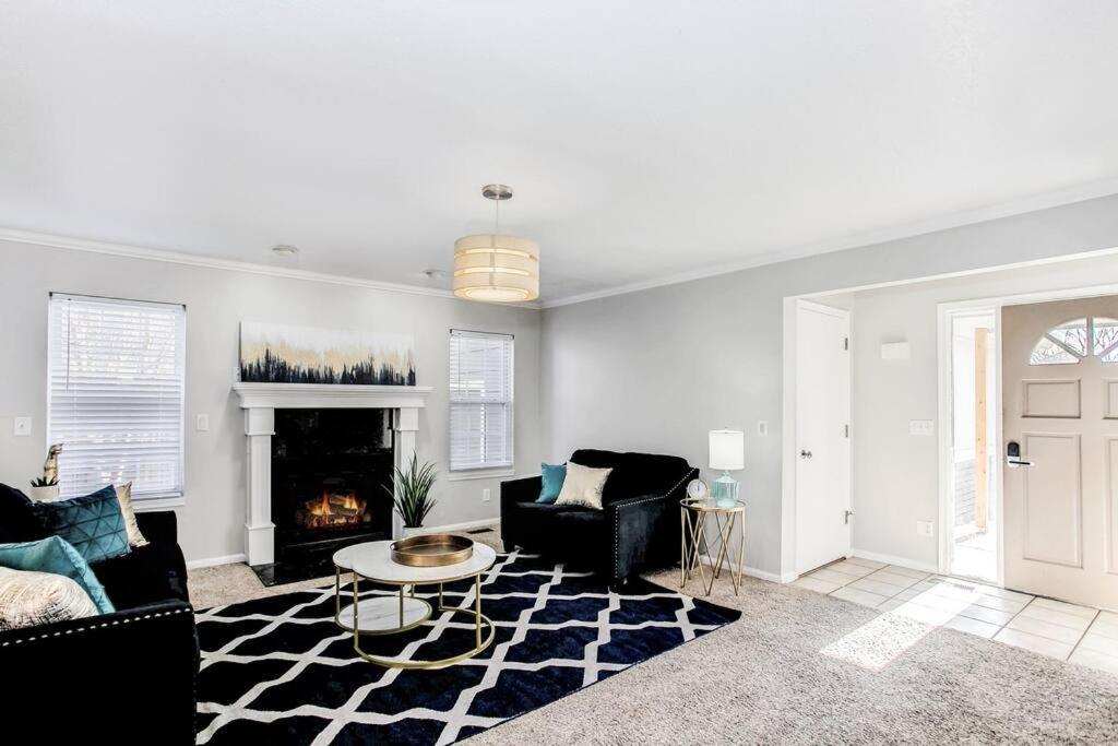 Wow! Spacious Retreat & Amazing Yard 2400+4Bd/3Bth ウィチタ エクステリア 写真