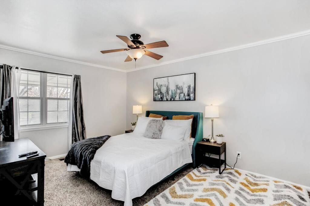 Wow! Spacious Retreat & Amazing Yard 2400+4Bd/3Bth ウィチタ エクステリア 写真