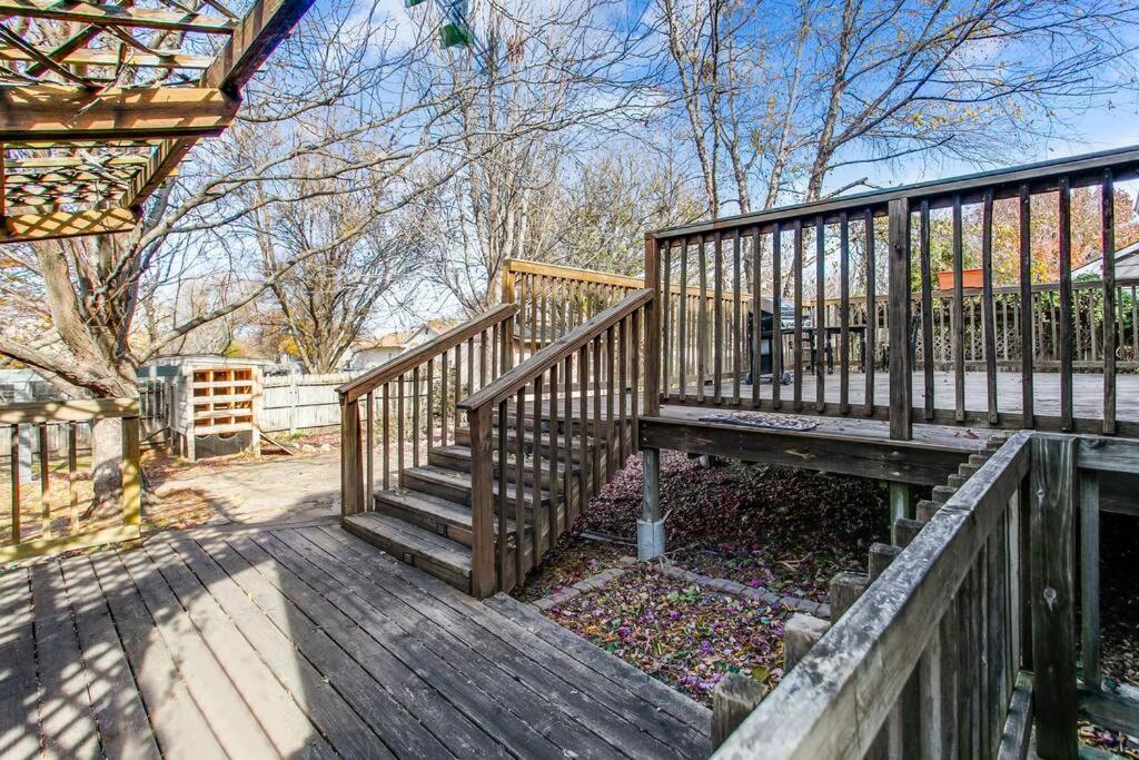 Wow! Spacious Retreat & Amazing Yard 2400+4Bd/3Bth ウィチタ エクステリア 写真