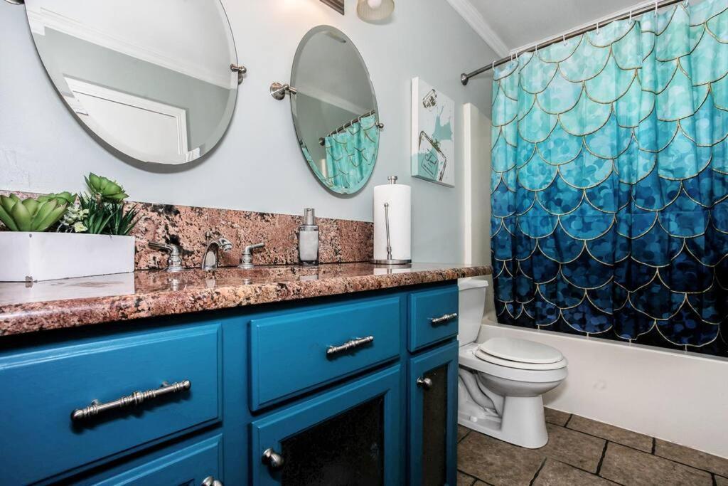 Wow! Spacious Retreat & Amazing Yard 2400+4Bd/3Bth ウィチタ エクステリア 写真