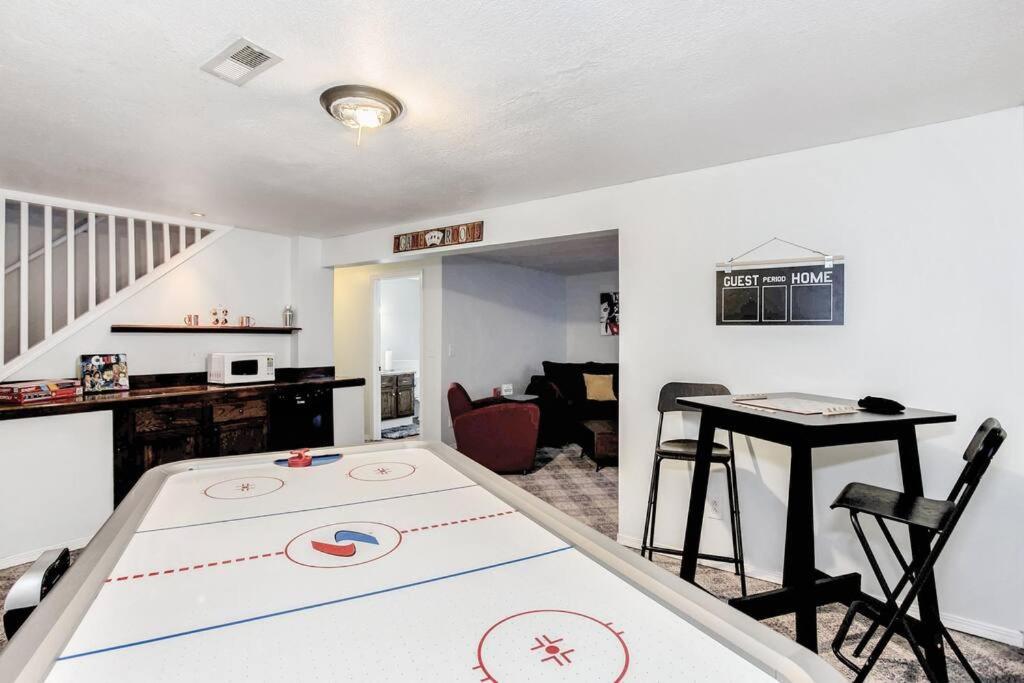 Wow! Spacious Retreat & Amazing Yard 2400+4Bd/3Bth ウィチタ エクステリア 写真