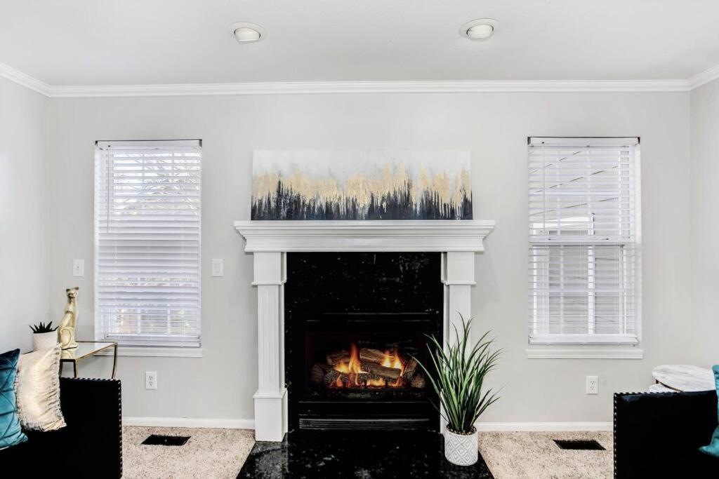 Wow! Spacious Retreat & Amazing Yard 2400+4Bd/3Bth ウィチタ エクステリア 写真